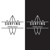 modelo de logotipo de prancha de surf vintage, surfando em uma praia de verão. para negócios, crachá, feriado, rótulo, emblema. vetor