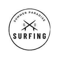 modelo de logotipo de prancha de surf vintage, surfando em uma praia de verão. para negócios, crachá, feriado, rótulo, emblema. vetor