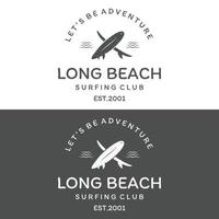 modelo de logotipo de prancha de surf vintage, surfando em uma praia de verão. para negócios, crachá, feriado, rótulo, emblema. vetor