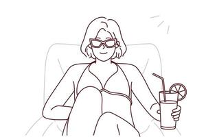 mulher de biquíni e óculos de sol bebem coquetel aproveitam o verão na praia. garota feliz em traje de banho aproveite as férias de verão à beira-mar. ilustração vetorial. vetor