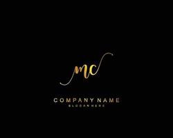 monograma de beleza inicial mc e design de logotipo elegante, logotipo de caligrafia da assinatura inicial, casamento, moda, floral e botânico com modelo criativo. vetor