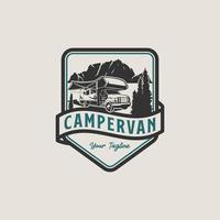 design de logotipo de carro de campista com estilo de emblema vetor