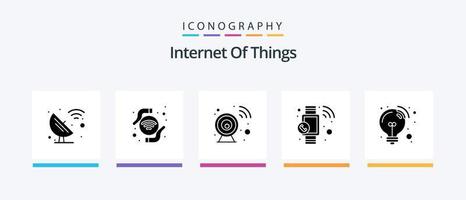 internet das coisas pacote de ícones glifo 5 incluindo lâmpada. relógio inteligente. onda wi-fi. inteligente. câmera de segurança. design de ícones criativos vetor