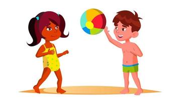 menina criança indiana e menino europeu em ternos de praia jogando bola no vetor de praia. ilustração isolada