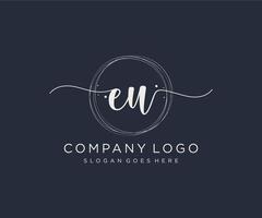 logotipo feminino inicial da ue. utilizável para logotipos de natureza, salão, spa, cosméticos e beleza. elemento de modelo de design de logotipo de vetor plana.