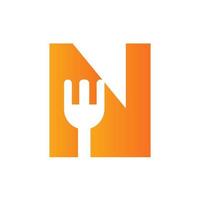 logotipo do restaurante letra n combinado com modelo de vetor de ícone de garfo