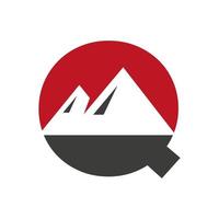 letra q monte sinal de vetor de logotipo. o logotipo da paisagem da natureza da montanha combina com o ícone e o modelo da colina