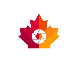 design do logotipo da câmera maple. logotipo da fotografia canadense. folha de bordo vermelha com vetor de conceito de lente de câmera