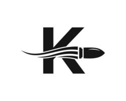letra inicial k logotipo de bala de tiro com arma conceitual para símbolo de segurança e proteção vetor