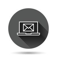 laptop com ícone de e-mail em estilo simples. ilustração em vetor notificação de correio em fundo redondo preto com efeito de sombra longa. envelope com conceito de negócio de botão de círculo de mensagem.