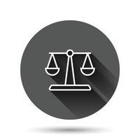 ícone de equilíbrio de escala em estilo simples. ilustração vetorial de justiça em fundo redondo preto com efeito de sombra longa. conceito de negócio de botão de círculo de julgamento. vetor
