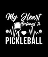 meu coração pertence ao design de camiseta pickleball vetor