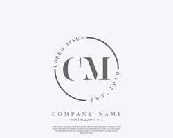 inicial cm logotipo feminino monograma de beleza e design de logotipo elegante, logotipo manuscrito da assinatura inicial, casamento, moda, floral e botânico com modelo criativo vetor