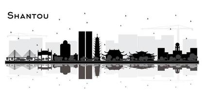 silhueta de horizonte de cidade de shantou china com edifícios pretos e reflexões isoladas em branco. vetor
