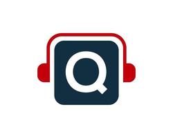 design de logotipo de música letra q. música dj e design de logotipo de podcast conceito de fone de ouvido vetor