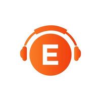 design de logotipo de música letra e. música dj e design de logotipo de podcast conceito de fone de ouvido vetor