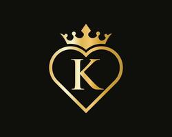 logotipo da letra k com coroa e forma de amor vetor