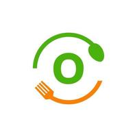 design do logotipo do restaurante na letra o com ícone de garfo e colher vetor
