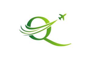 conceito de design de logotipo de viagem letra q com símbolo de avião voador vetor