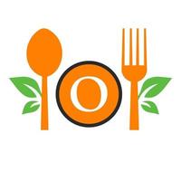 logotipo do restaurante na letra o modelo. colher e garfo, símbolo de folha para sinal de cozinha, ícone de café, restaurante, vetor de negócios de culinária