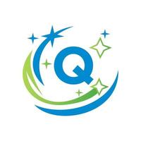 logotipo de limpeza de casa na letra q com logotipo de empregada de vassoura de conceito de spa de água vetor