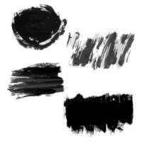 conjunto de quatro manchas de tinta preta desenhada à mão. manchas de tinta isoladas no fundo branco. ilustração vetorial vetor