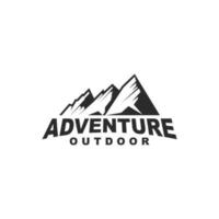 design de logotipo ao ar livre de aventura na montanha vetor