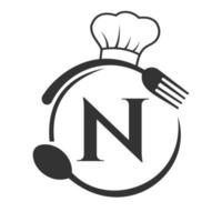 logotipo do restaurante na letra n conceito com chapéu de chef, colher e garfo para o logotipo do restaurante vetor