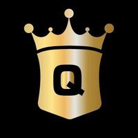 modelo de vetor de logotipo de coroa e escudo de letra q com símbolo de conceito de luxo