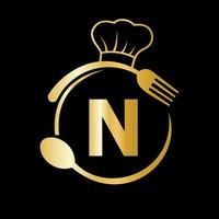 logotipo do restaurante na letra n com chapéu de chef, símbolo de colher e garfo para sinal de cozinha, ícone de café, restaurante, vetor de negócios de culinária