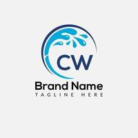 logotipo de limpeza de empregada na carta cw. sinal de casa limpa, escova de limpeza de logotipo limpo fresco e modelo de conceito de gota de água vetor