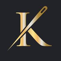 letra inicial k logotipo alfaiate, combinação de agulha e linha para bordar, têxtil, moda, pano, tecido, modelo de cor dourada vetor