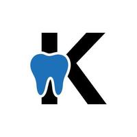 conceito de logotipo dental letra k com modelo de vetor de símbolo de dentes
