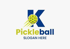 conceito de logotipo de bola de picles de letra k com símbolo de pickleball em movimento. modelo de vetor de logotipo de bola de picles