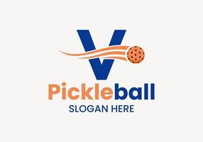 conceito de logotipo de pickleball de letra v com símbolo de pickleball em movimento. modelo de vetor de logotipo de bola de picles