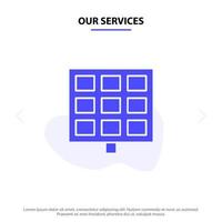 nosso modelo de cartão de web de ícone de glifo sólido de construção solar de painel de serviços vetor