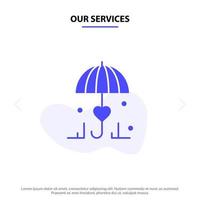 nosso modelo de cartão da web de ícone de glifo sólido de amor seguro guarda-chuva de serviços vetor