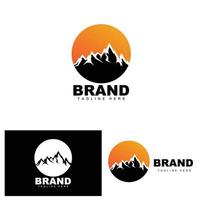 logotipo da montanha, alpinismo vetorial, aventura, design para escalada, equipamento de escalada e marca com logotipo da montanha vetor