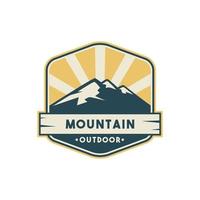 design de logotipo de modelo de vista para a montanha. logotipo de acampamento. vetor