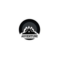 logotipo para aventura de montanha de acampamento, presente de acampamento de montanha, emblemas de acampamento e aventura ao ar livre vetor