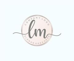 logotipo feminino inicial do lm. utilizável para logotipos de natureza, salão, spa, cosméticos e beleza. elemento de modelo de design de logotipo de vetor plana.