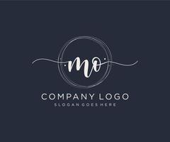 logotipo feminino mo inicial. utilizável para logotipos de natureza, salão, spa, cosméticos e beleza. elemento de modelo de design de logotipo de vetor plana.