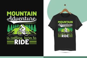 a aventura na montanha está chamando nascido para andar - modelo de design de camiseta de passeio de montanha. ilustração vetorial com silhuetas de ciclismo, bicicleta, colina e equitação. impressão para camisas, bolsas, canecas e outros usos. vetor