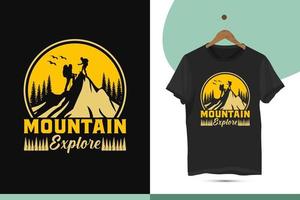 montanha explore o modelo de design de camiseta colorida. impressão de design de aventura na montanha para roupas, camisas, roupas, bolsas e canecas. ilustração vetorial com uma colina, homem e natureza. vetor
