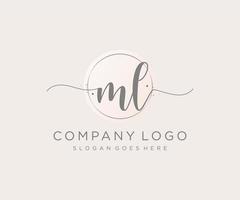 logotipo feminino ml inicial. utilizável para logotipos de natureza, salão, spa, cosméticos e beleza. elemento de modelo de design de logotipo de vetor plana.