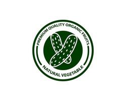 logotipo de comida orgânica verde pepino. o rótulo é adequado para embalagem, produto ecológico ecológico, negócios, meio ambiente e rótulo vetor