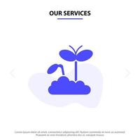 nosso crescimento de serviços aumenta a maturidade da planta ícone de glifo sólido modelo de cartão web vetor