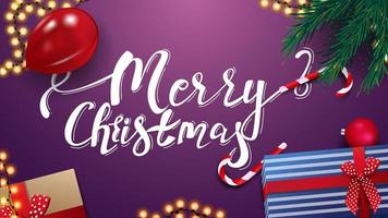 Feliz Natal, cartão roxo com presentes, balão vermelho, guirlanda e galhos de árvore de Natal, vista de cima vetor