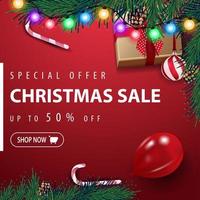 oferta especial, liquidação de natal, até 50 de desconto, banner de desconto no quadrado vermelho com guirlanda, árvore de natal, bola, balão, lata de presente e doces, vista superior vetor