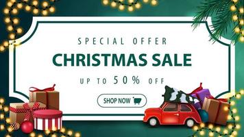 oferta especial, liquidação de natal, desconto de até 50, banner de desconto verde com folha de papel branco em forma de bilhete vintage, galhos de árvores de natal, guirlandas e carro vintage vermelho carregando árvore de natal vetor